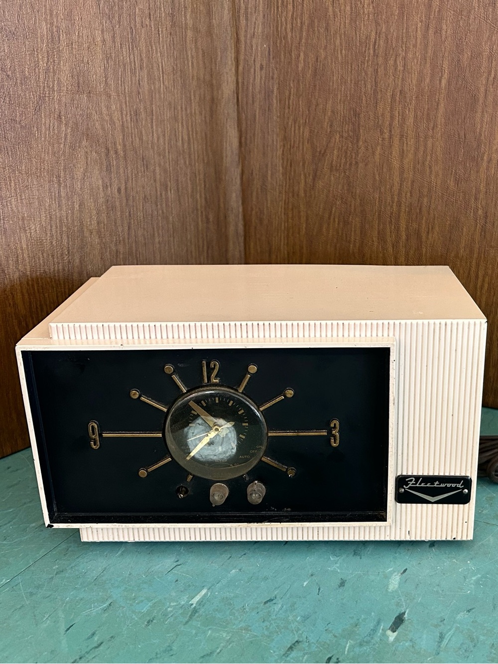 Vintage Fleetwood Clock Radio atomic beige pink 1950’s